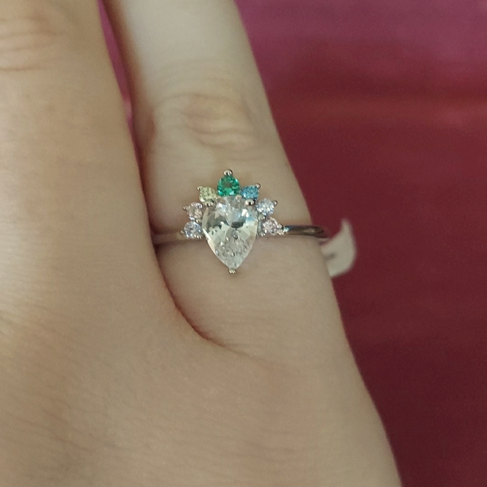Diamond-Like Treardrop Ring w Rainbow Semi Halo